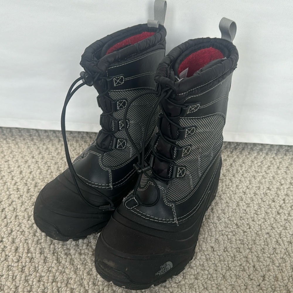 Boys North face waterproof boots size 5 great condition black